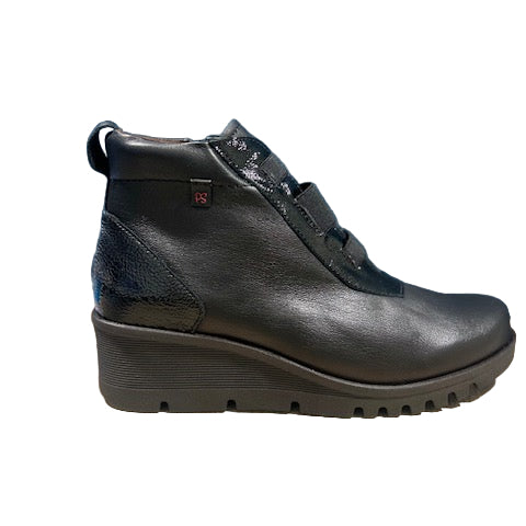 Pepe Saenz women's black leather boot with zip
